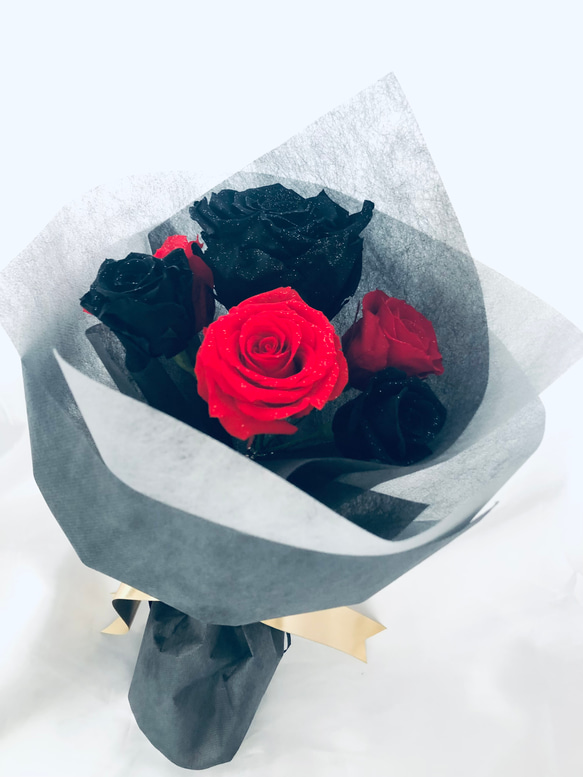 プリザーブドフラワー大輪の黒薔薇と真紅の薔薇の深く美しい輝き/花束ラッピング 1枚目の画像