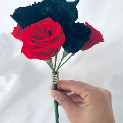 プリザーブドフラワー大輪の黒薔薇と真紅の薔薇の深く美しい輝き/花束ラッピング 4枚目の画像