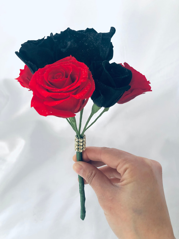 プリザーブドフラワー大輪の黒薔薇と真紅の薔薇の深く美しい輝き/花束ラッピング 4枚目の画像