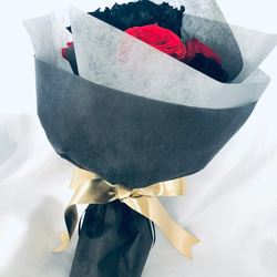 プリザーブドフラワー大輪の黒薔薇と真紅の薔薇の深く美しい輝き/花束ラッピング 3枚目の画像