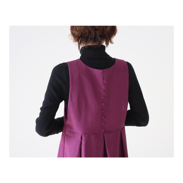 くるみボタンがアクセント！後ろ姿が綺麗なコットンリネンワンピース／ウエスト切り替え前後2wayタックワンピース／ボルドー 3枚目の画像