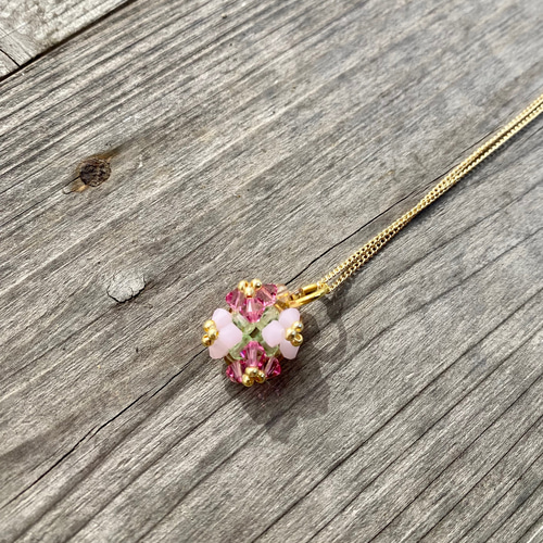 スワロフスキー　ビーズネックレス　ローズサテン　ハンドメイド 花のスワロフスキーネックレス(ローズ&ローズアラバスター) ネックレス