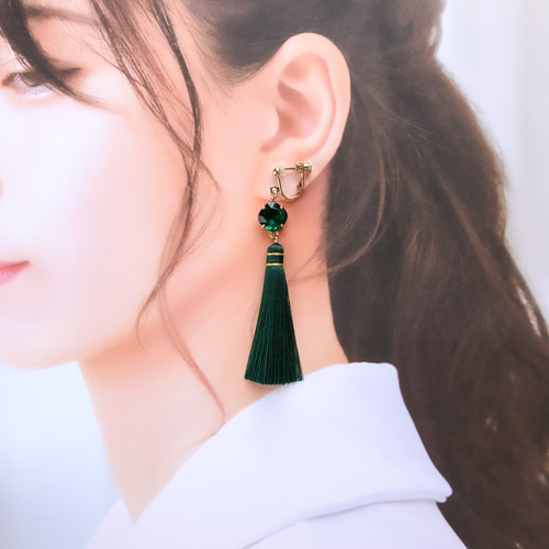 グリーンビーズとグルグルゴールドの大ぶりピアス （バロック真珠の  