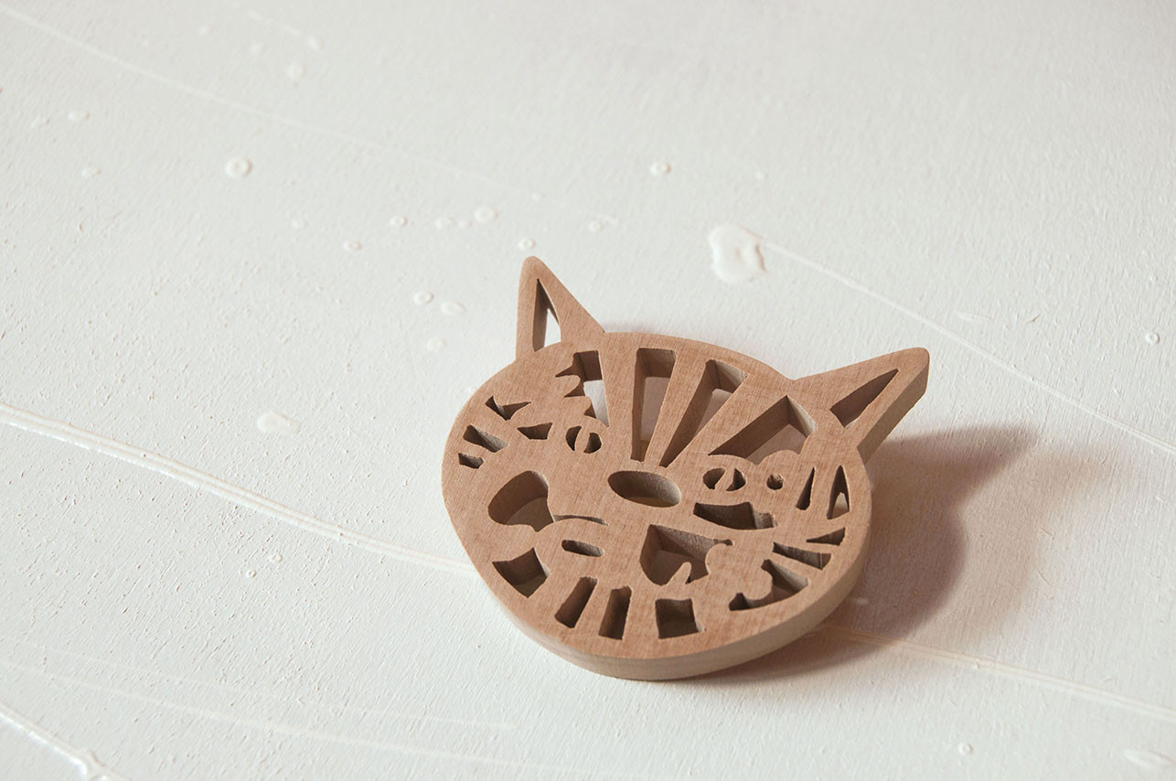 クールな猫ちゃん【木製】ネコブローチ