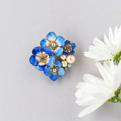 ロイヤルブルー Nemophila 青空の花 ＊ ネモフィラ ＊ ブローチ コットンパール bijoux　 5枚目の画像