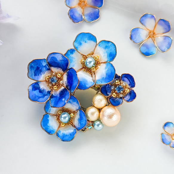 ロイヤルブルー Nemophila 青空の花 ＊ ネモフィラ ＊ ブローチ コットンパール bijoux　 1枚目の画像
