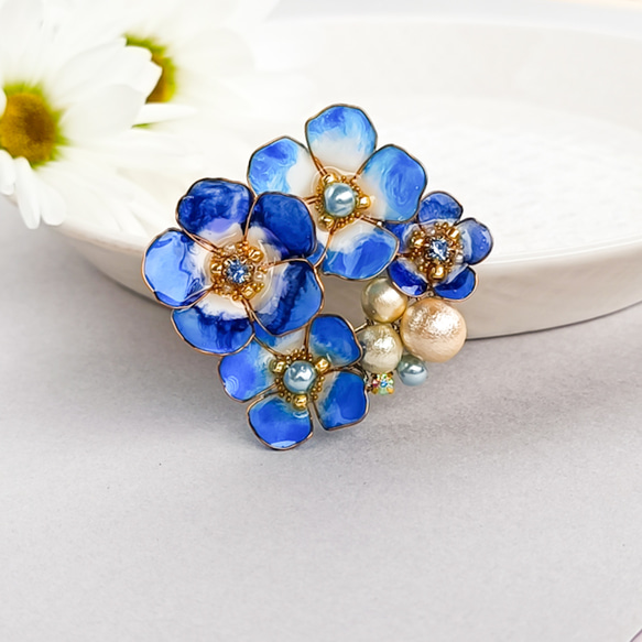 ロイヤルブルー Nemophila 青空の花 ＊ ネモフィラ ＊ ブローチ コットンパール bijoux　 4枚目の画像