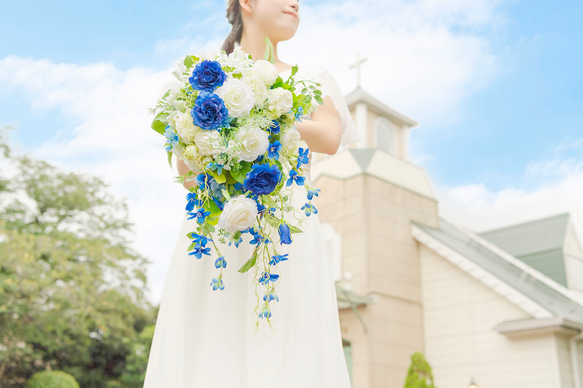 爽やかな青と白のマリンブルーなブーケ リゾート婚おすすめ インパクト造花前撮りお色直し【ウェディングブーケ】 1枚目の画像