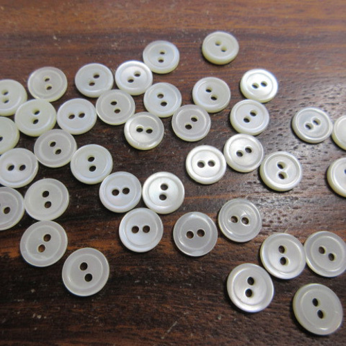 高瀬貝のボタン 9mm No.17型（2H） 20個 ボタン shellstory (貝物語