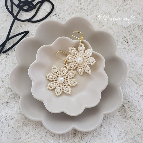 Big beads flower❁ビーズ編みの大きなお花 ピアス/イヤリング