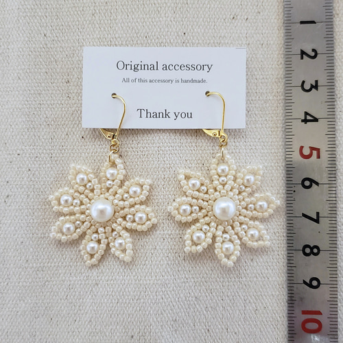 Big beads flower❁ビーズ編みの大きなお花 ピアス/イヤリング