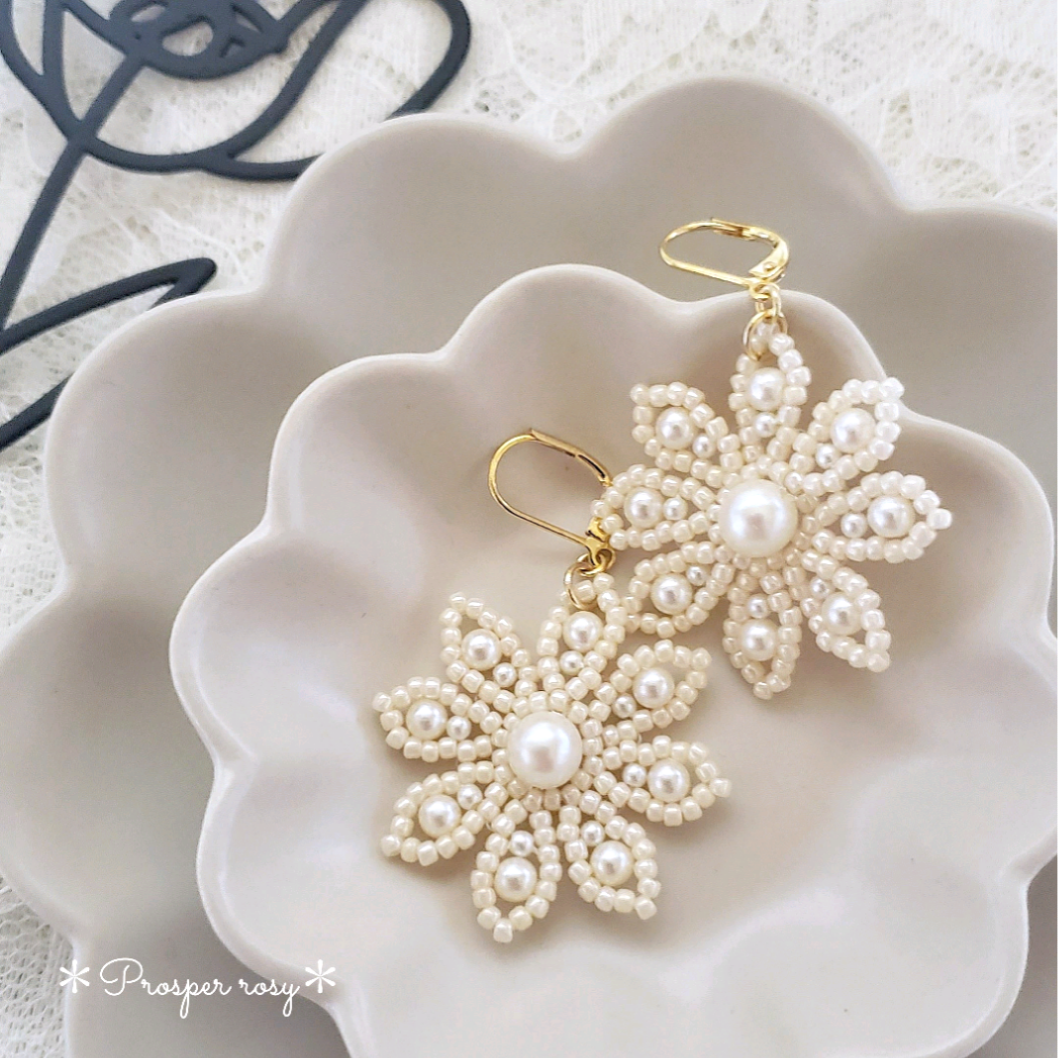 84 キドニーフック✖︎ブラックビーズとお花やビーズじゃら　ピアス・イヤリング