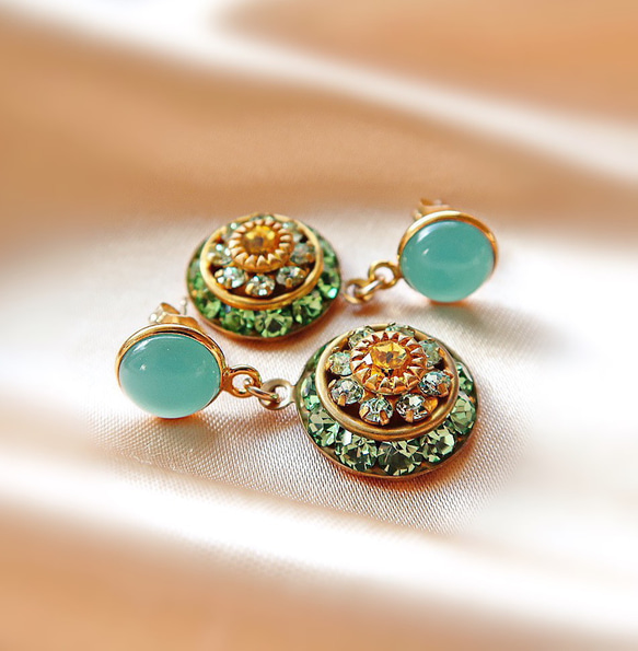 14KGF/ AQUA CHALCEDONY GREEN CRYSTAL VINTAGE EARRINGS 1枚目の画像