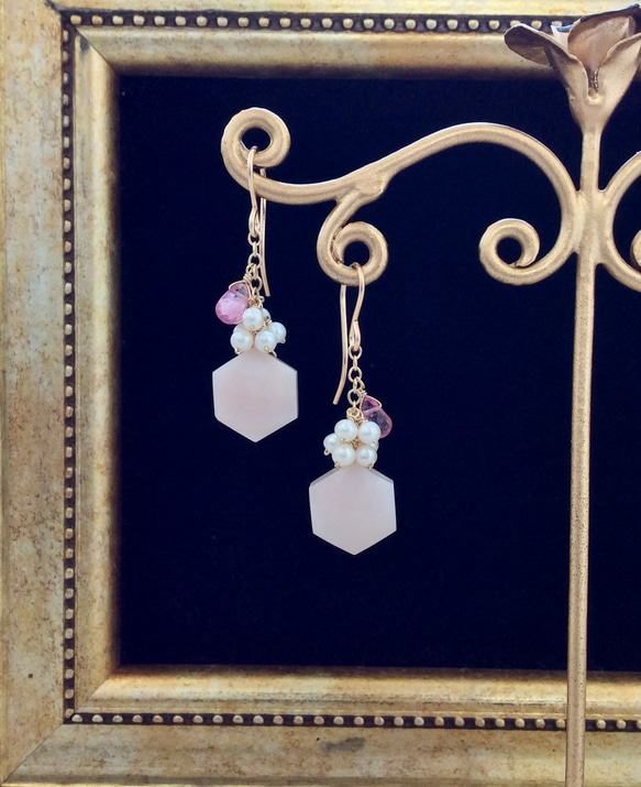 ピンクオパールと淡水真珠のふさふさピアス（b） 6枚目の画像