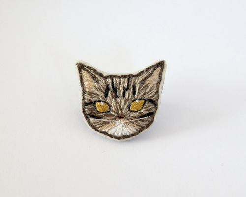 ハンドメイド　刺繍フレーム　花火とキジトラ子猫 キジトラ（アンバー） 猫刺繍ブローチ ブローチ Homietoby 通販