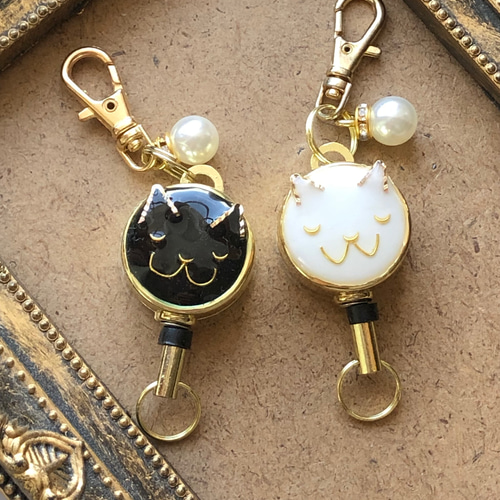 おすまし猫ちゃん コードリールキーホルダー 黒猫タイプ 白猫