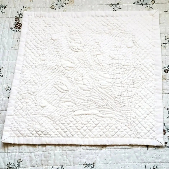 セール！☆チューリップのホワイトキルトタペストリー・カバー(44cm×42cm) 4枚目の画像