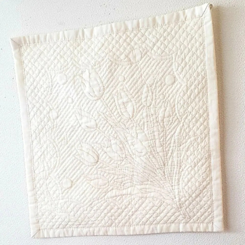 ☆チューリップのホワイトキルトタペストリー・カバー(44cm×42cm