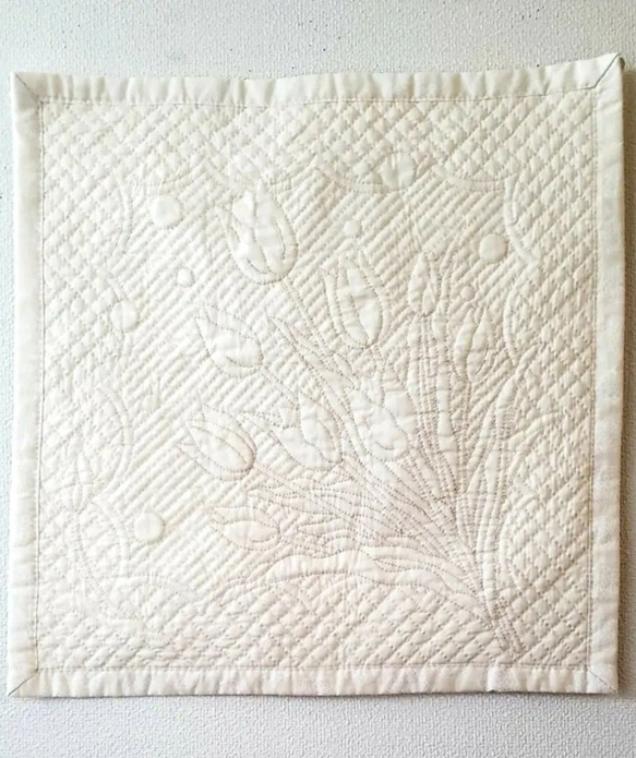 ☆チューリップのホワイトキルトタペストリー・カバー(44cm×42cm