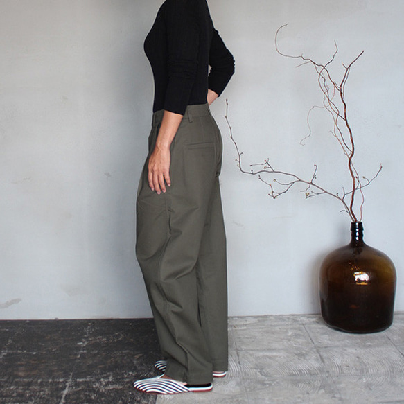 ◉ 2種尺寸可供選擇 ◉ Silhouette Bijin Balloon Wide Pants Dark Khaki 第3張的照片