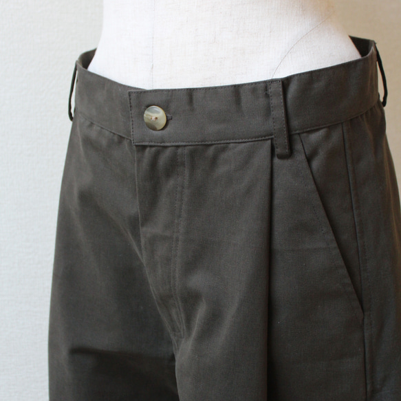 ◉ 2種尺寸可供選擇 ◉ Silhouette Bijin Balloon Wide Pants Dark Khaki 第5張的照片