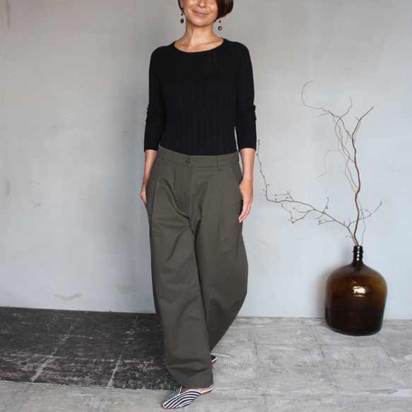 ◉ 2種尺寸可供選擇 ◉ Silhouette Bijin Balloon Wide Pants Dark Khaki 第2張的照片