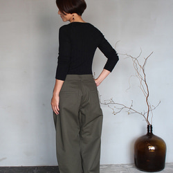 ◉ 2種尺寸可供選擇 ◉ Silhouette Bijin Balloon Wide Pants Dark Khaki 第4張的照片