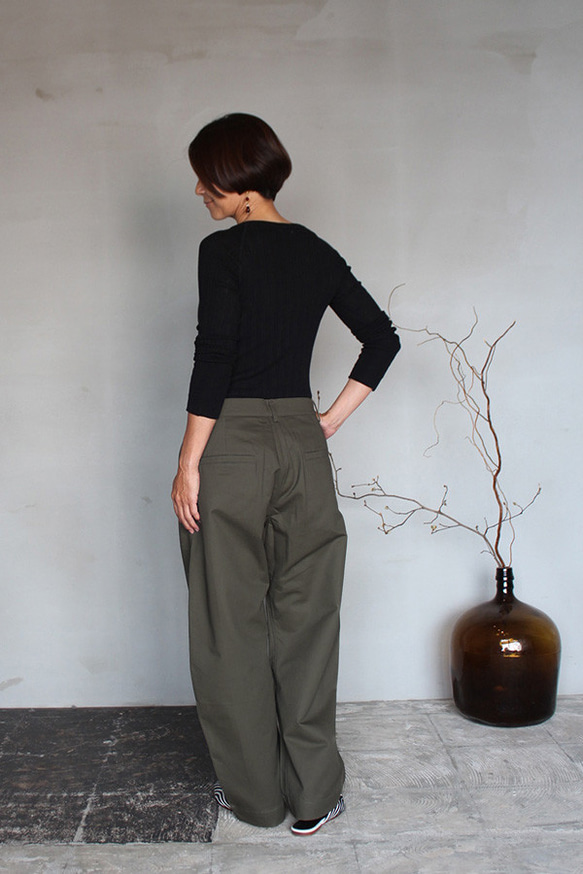 ◉ 2種尺寸可供選擇 ◉ Silhouette Bijin Balloon Wide Pants Dark Khaki 第4張的照片