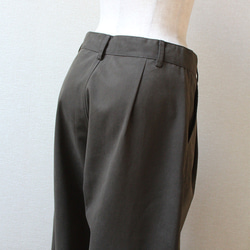 ◉ 2種尺寸可供選擇 ◉ Silhouette Bijin Balloon Wide Pants Dark Khaki 第6張的照片