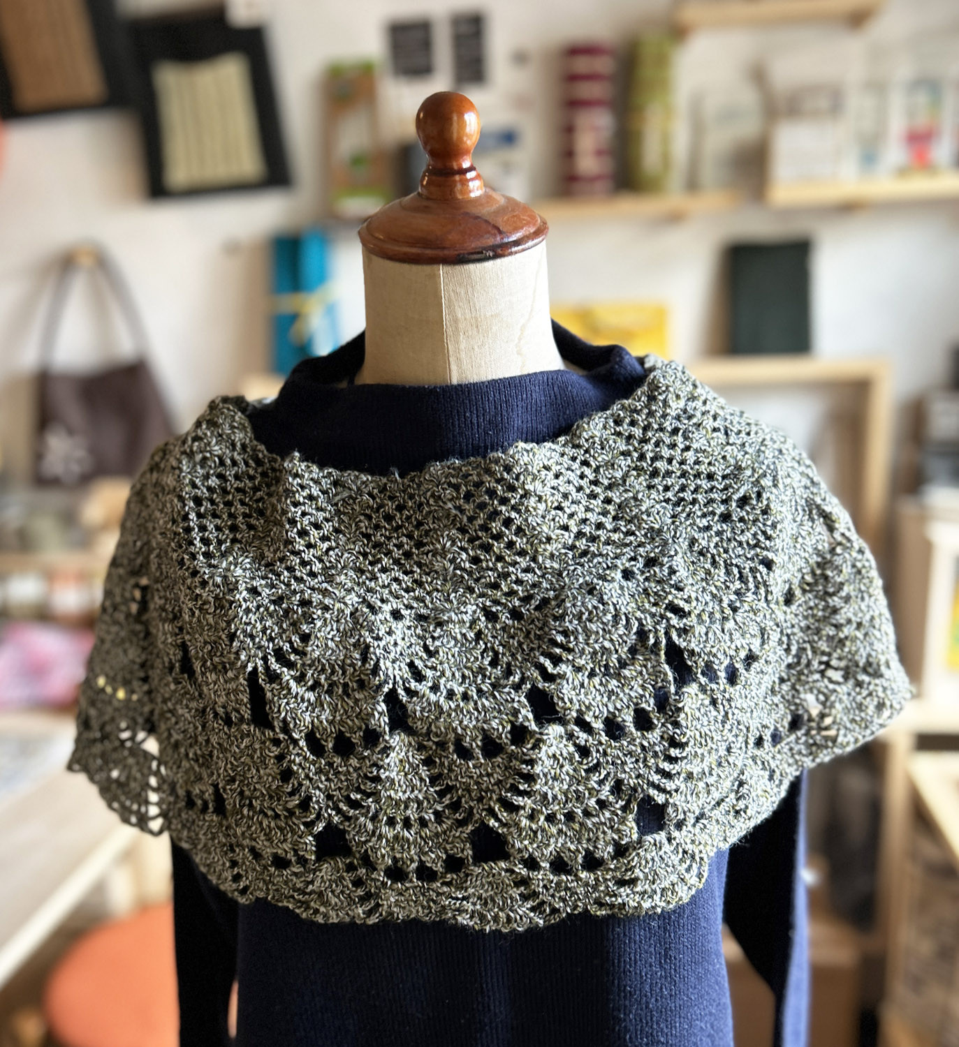 手編みケープ　ニット　ショール  プレゼント　おしゃれ  母の日ギフト