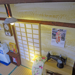 「昭和」母さんのお仕事　完成モデル　ジオラマ　ミニチュア　足踏みミシン　ハンド式絞り機 9枚目の画像
