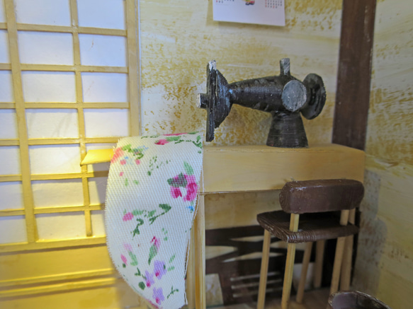 「昭和」母さんのお仕事　完成モデル　ジオラマ　ミニチュア　足踏みミシン　ハンド式絞り機 5枚目の画像