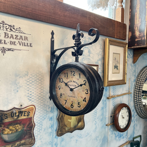 アンティークな部屋/ 両面式 壁掛け時計（回転型） ウォールクロック