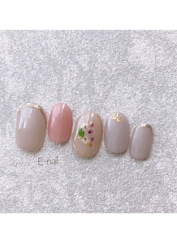 ピンクの押し花design ❁٭  ネイル　フラワー　 ミラー　春ネイル　ブライダル　オフィス　上品　nail 1枚目の画像