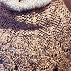 手編みケープ ショール  ニット プレゼント おしゃれ  グレッシュピンク  ストール 母の日ギフト 2枚目の画像