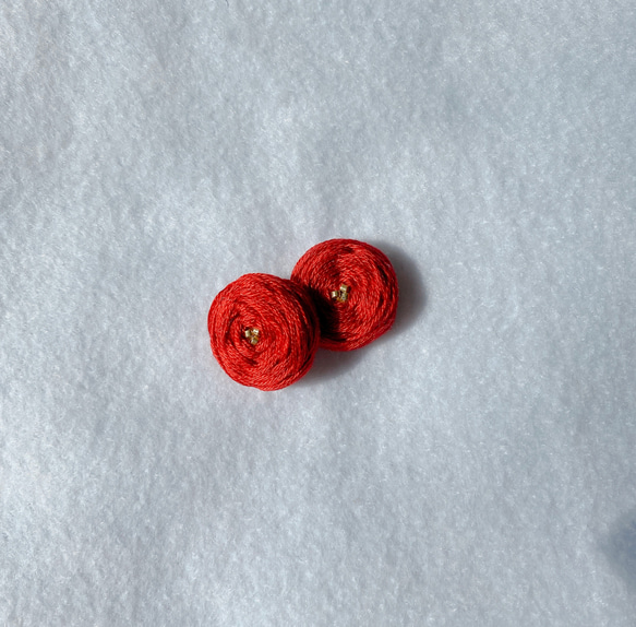 お花の刺繍ピアス/イヤリング （赤） 2枚目の画像