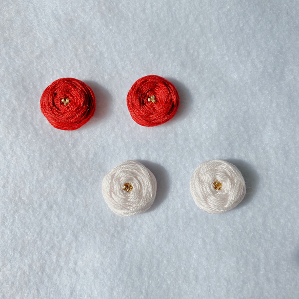 お花の刺繍ピアス/イヤリング （赤） 1枚目の画像