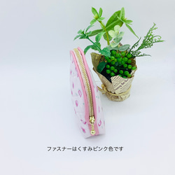 【再販】ハーフラウンド型ポーチ☆春のいちご&小花柄（ピンク）内ポケット付き 3枚目の画像