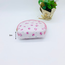 【再販】ハーフラウンド型ポーチ☆春のいちご&小花柄（ピンク）内ポケット付き 4枚目の画像
