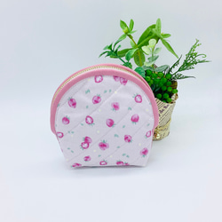【再販】ハーフラウンド型ポーチ☆春のいちご&小花柄（ピンク）内ポケット付き 2枚目の画像