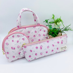 【再販】ハーフラウンド型ポーチ☆春のいちご&小花柄（ピンク）内ポケット付き 8枚目の画像