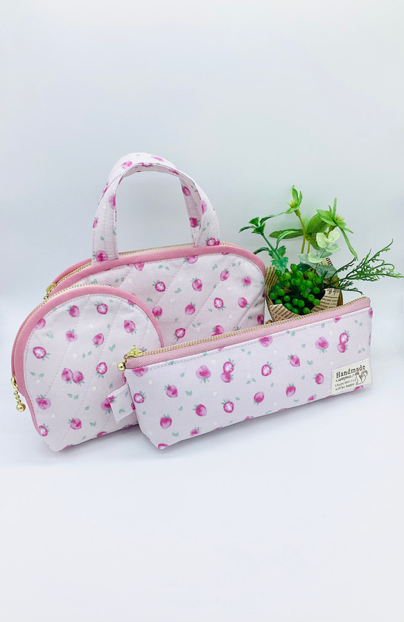 【再販】ハーフラウンド型ポーチ☆春のいちご&小花柄（ピンク）内ポケット付き 8枚目の画像