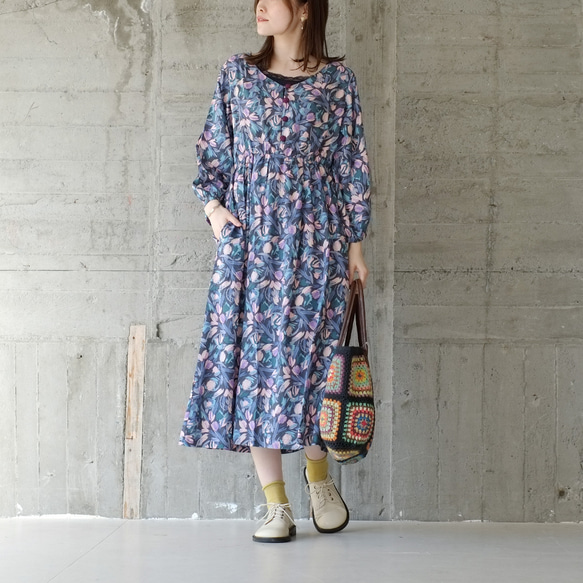 成為「特別一點的我」♡古典花卉圖案長袖連身裙(23s-01) 薰衣草藍 第6張的照片