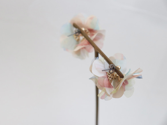 SAKUSAKU お花を集めた耳飾り　トリコロール 5枚目の画像