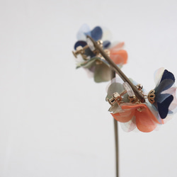 SAKUSAKU お花を集めた耳飾り　トリコロール 6枚目の画像