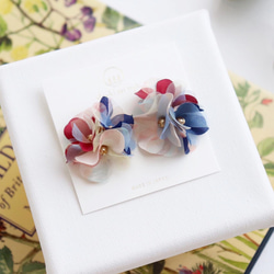 SAKUSAKU お花を集めた耳飾り　トリコロール 3枚目の画像