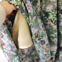 成為“特別的人”♡古典花卉印花長袖連衣裙（23s-01）苔蘚綠 第14張的照片