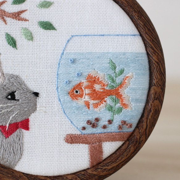 刺繍ファブリックパネル　窓辺の猫と金魚　約9㎝の刺しゅう枠【受注制作】 3枚目の画像