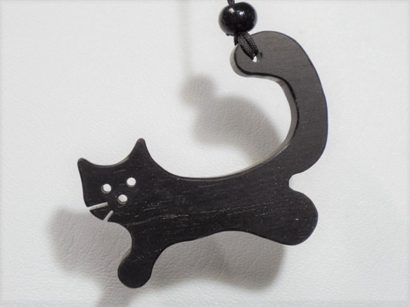 猫のキーホルダー（アフリカンブラックウッド）磨き仕上げ 3枚目の画像