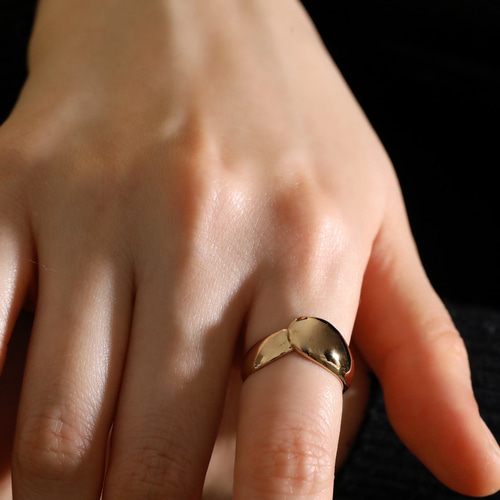 K18・プラチナ〉“tie of water wide” リング 18金地金指輪